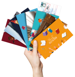 Hand hält Geschenkhüllen als Fächer