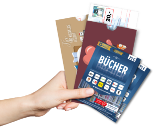 Eine Hand hält Bücherschecks und Bücher Gutscheine