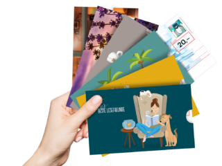 Hand hält Geschenkhüllen als Fächer